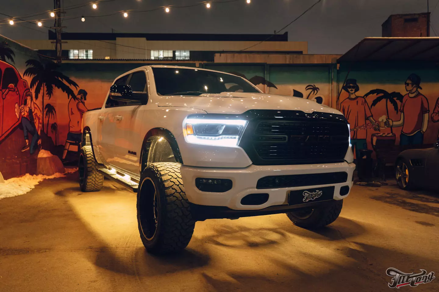 Подсветка арок и порогов в стиле американских автомобилей для RAM 1500 Laramie! +Шумоизоляция арок и окрас деталей экстерьера